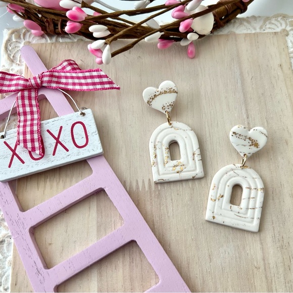 ❤️White and Gold Marbled Arch Heart Earrings - Picture 4 of 4